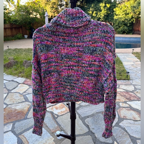 Knit cropped cardigan size small. Perfect to elevate your winter looks. - Picture 2 of 3